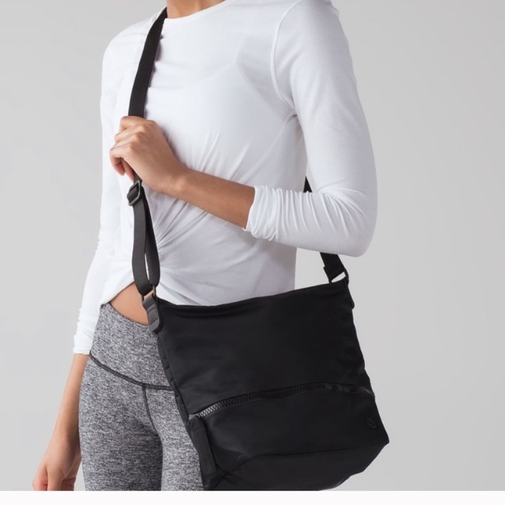 WANTED this Lululemon purse in BLACK